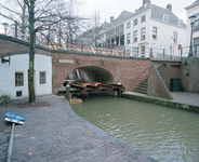 838568 Gezicht op de Brigittenbrug over de Nieuwegracht te Utrecht, die gerestaureerd wordt.